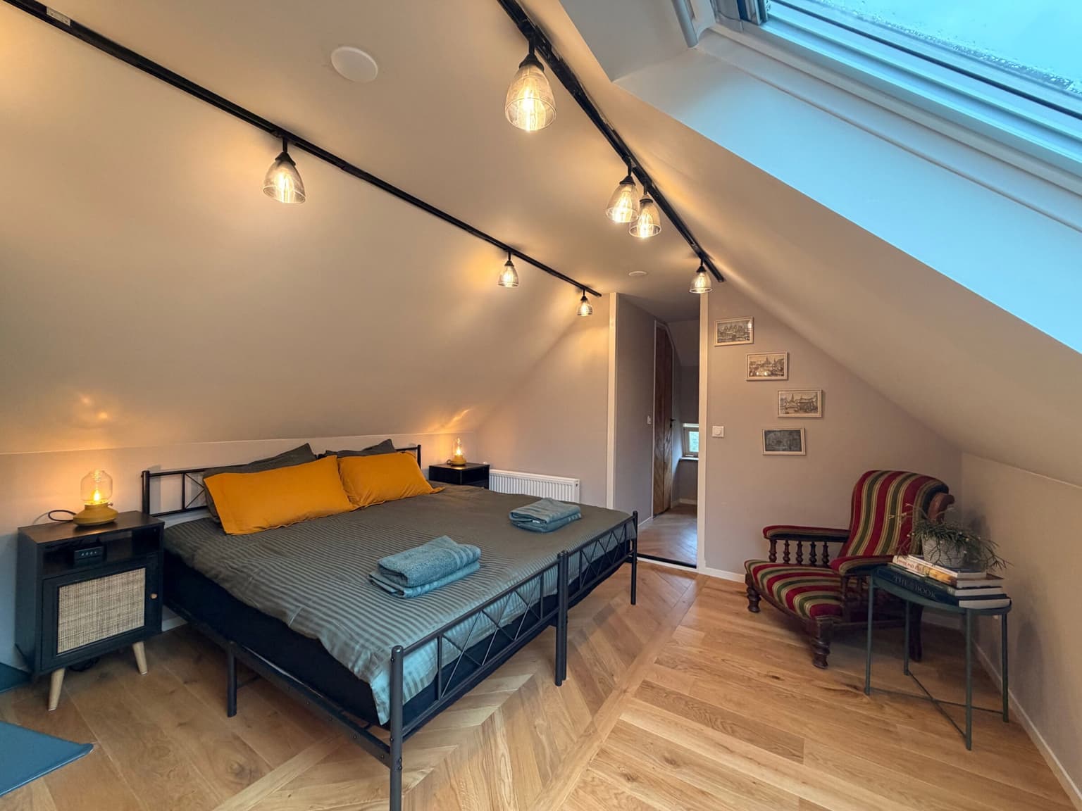 Tweepersoonsbed onder het schuine dak van de Horizon loft