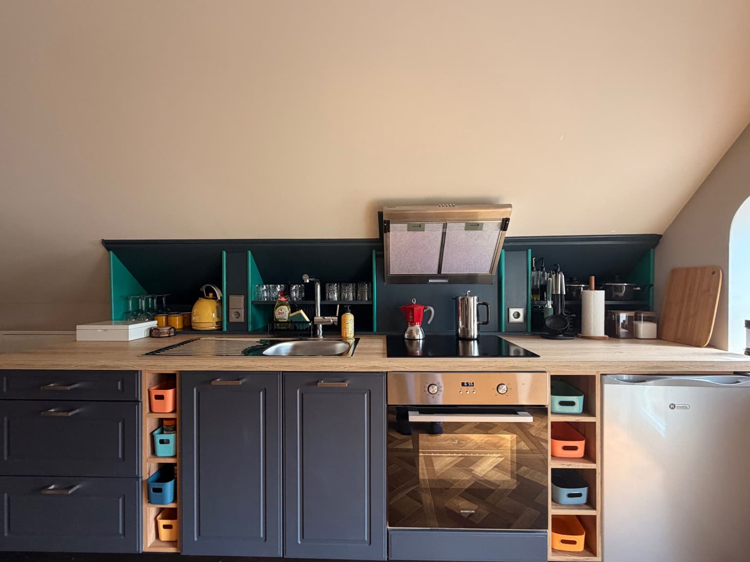 Volledig ingerichte keuken met oven en koelkast in de Horizon loft