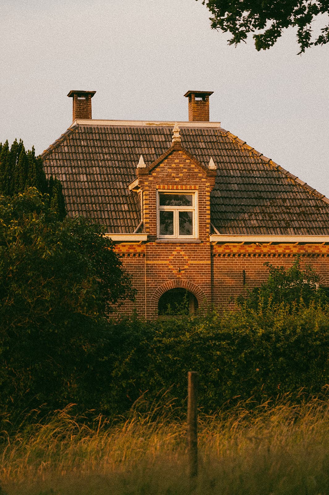 The Makers Barn main house in the landscape