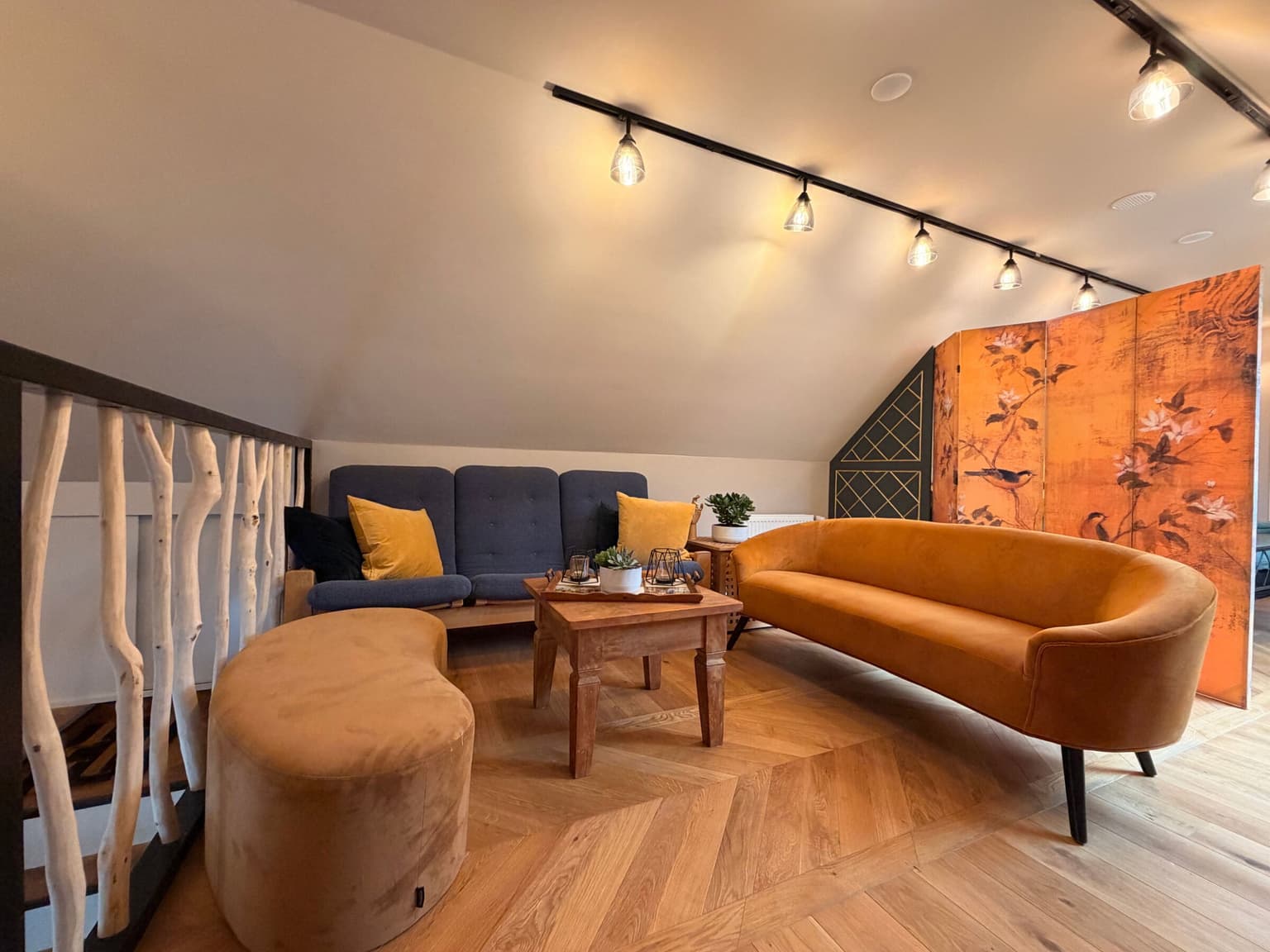 Lounge-Ecke mit Samtsofas im Horizon-Loft